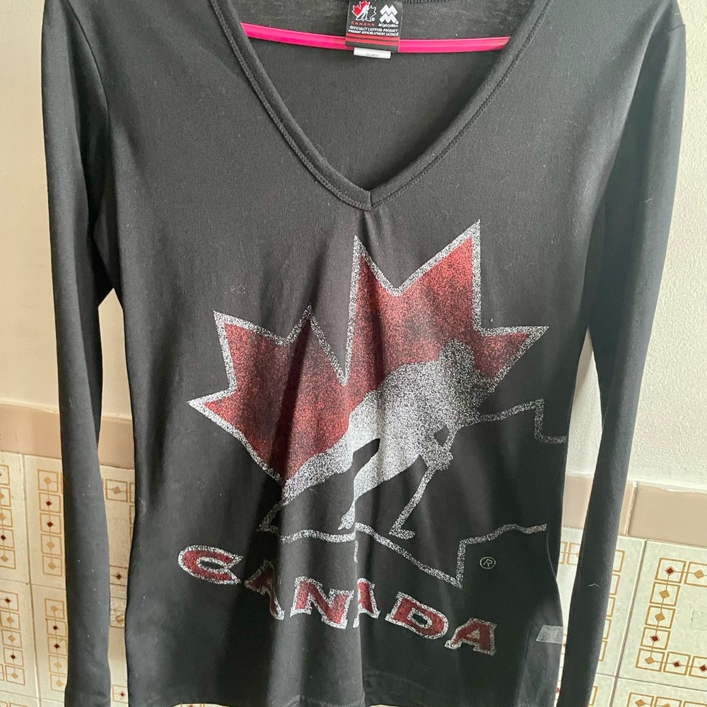 Canada logo licensed graphic shirt, ladies long-sleeve tee, NWT, size L.